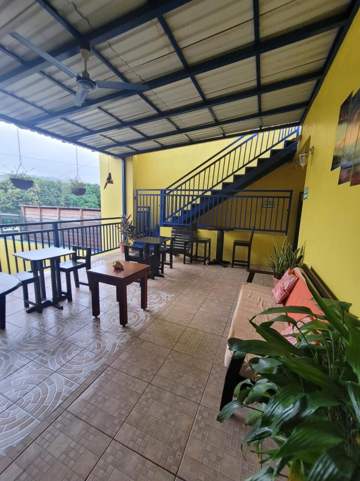 B Aparts Hotel Coxen Hole Екстериор снимка