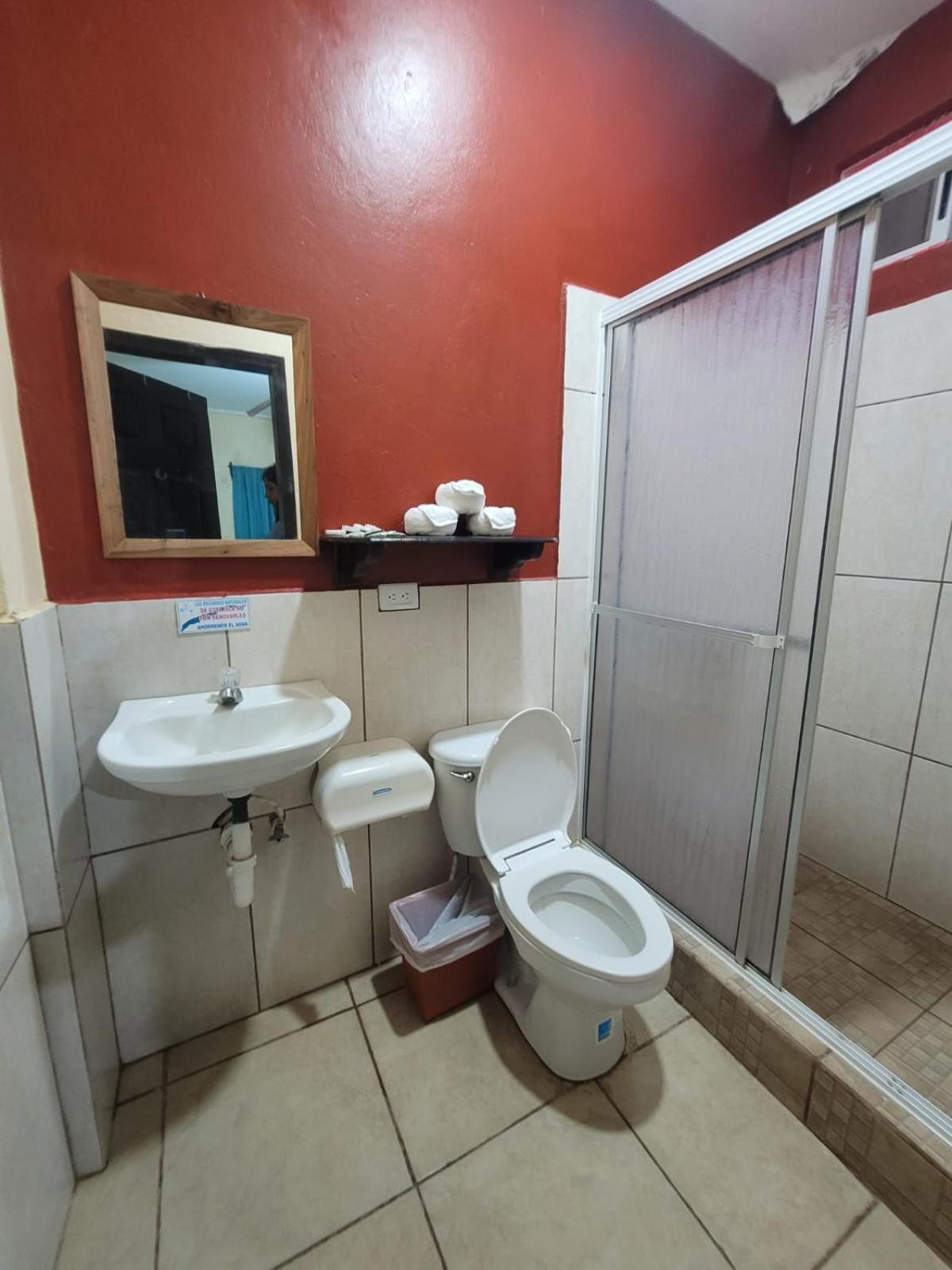B Aparts Hotel Coxen Hole Екстериор снимка