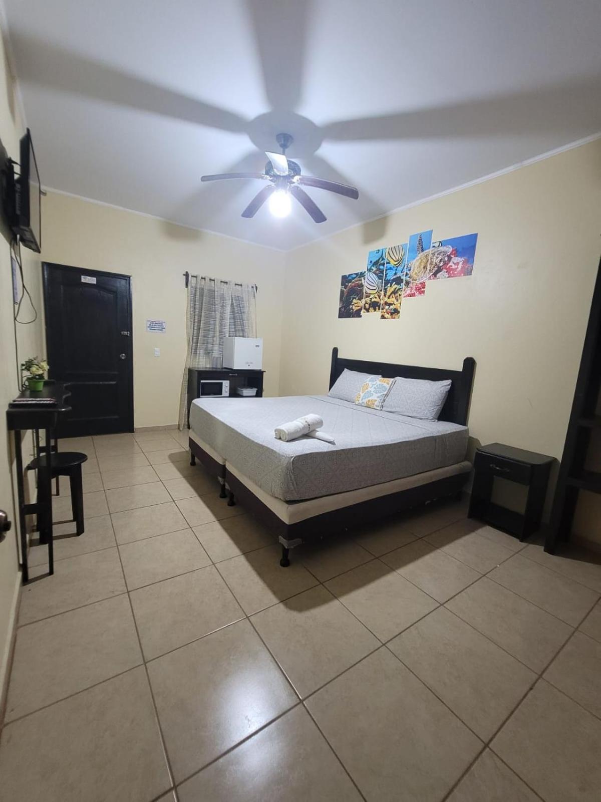 B Aparts Hotel Coxen Hole Екстериор снимка