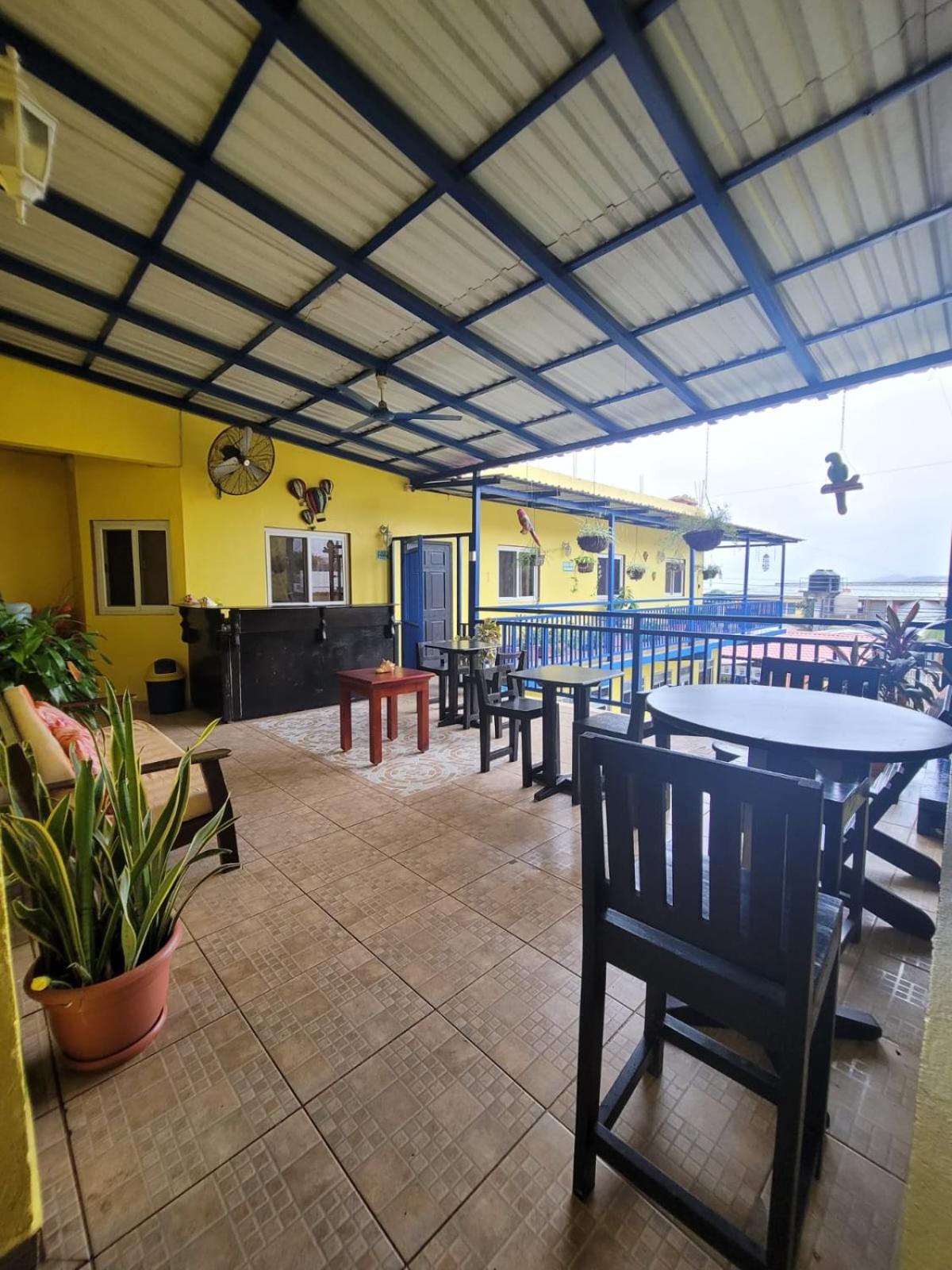 B Aparts Hotel Coxen Hole Екстериор снимка