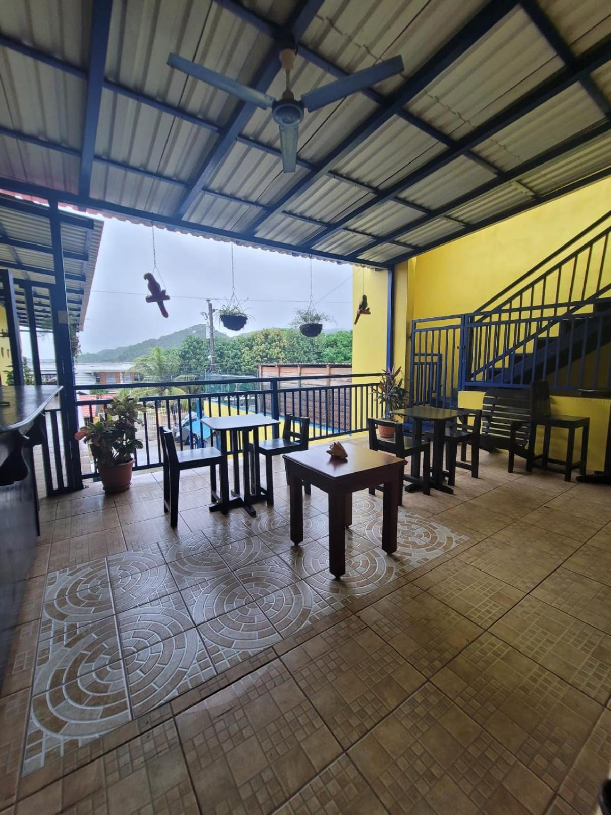 B Aparts Hotel Coxen Hole Екстериор снимка